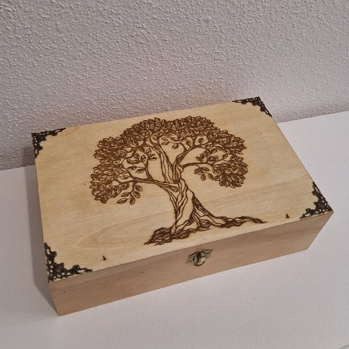 Boîte en bois gravée d'un arbre type olivier boite à pierres cristaux thé huiles essentielles bijoux