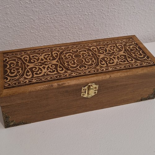 Boite médiévale en bois gravée d'entrelacements  style moyen age broches thé bijoux pierres cristaux artefacts médaille