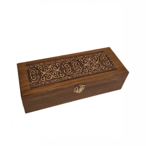 Boite médiévale en bois gravée d'entrelacements  style moyen age broches thé bijoux pierres cristaux artefacts médaille