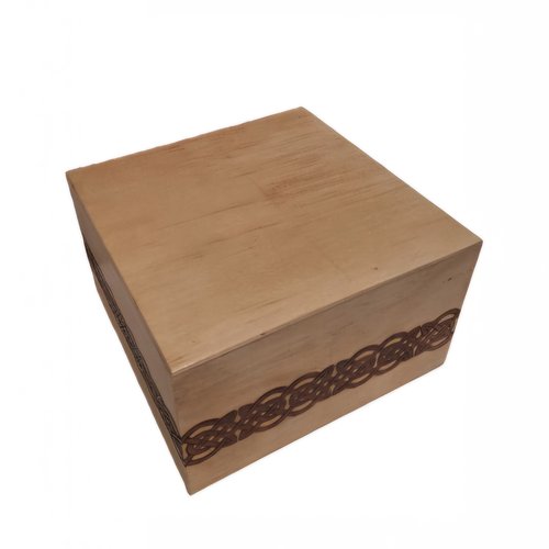 Boîte coffre style ancien en bois clair gravée d'un arbre de noeuds celtiques décoration en bois celte
