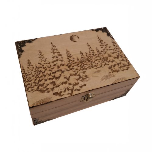 Boîte gravée d'une forêt de sapin dans un décor d'hiver nocturne type boîte à thé