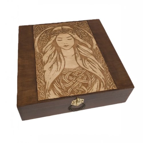 Boite en bois gravée d'une jeune femme celte ederven type boite à bijoux, pierres cristaux, broche, maquillage