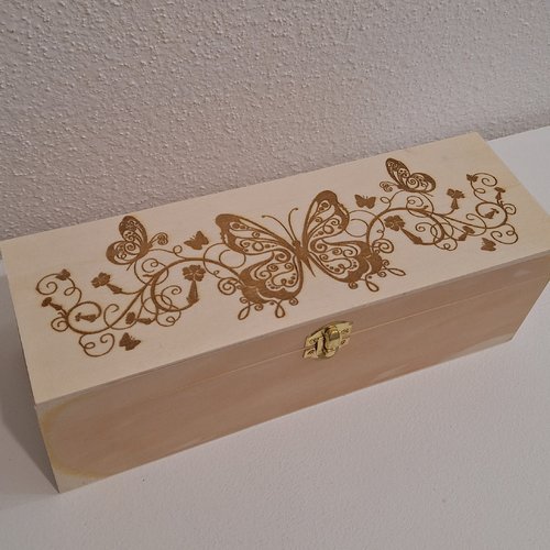 Boîte gravée d'un ornement de papillons type coffret à bijoux, thé ou divers fioles et flacons boite nude