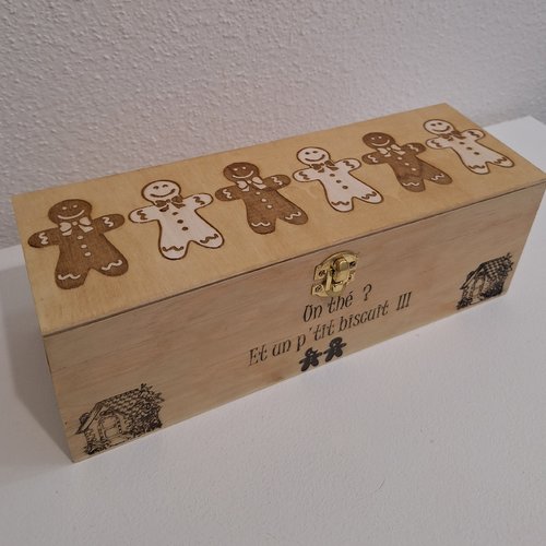 Boîte gravée de petits bonhommes et maisons en pain d'épices avec message humoristique