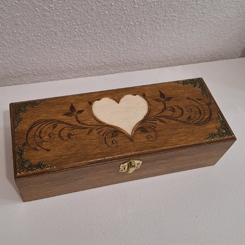 Boîte coffret en bois gravée d'un coeur à personnaliser bijoux pierres cristaux lithothérapie thé bijoux 4 compartiments