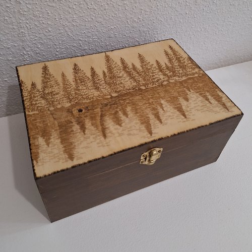 Boîte gravée d'une sapinière se reflétant sur l'eau boîte haute à thé, idéale rangement photos, courriers...