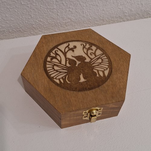 Boitier hexagonal en bois gravée d'un couple de fée ou lutins dans un décor sur le thème de la nature