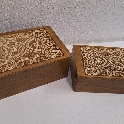 Coffret médiéval lot de 2 boites gravées d'entrelacement médiévaux style moyen-âge en bois et métal bronze bijoux, artefact, broche
