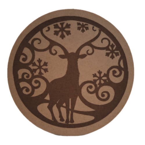 Sous plat rond en bois gravé d'un cerf dans un entrelacs de branches et de flocons de neige décoration d'hiver thème de noël