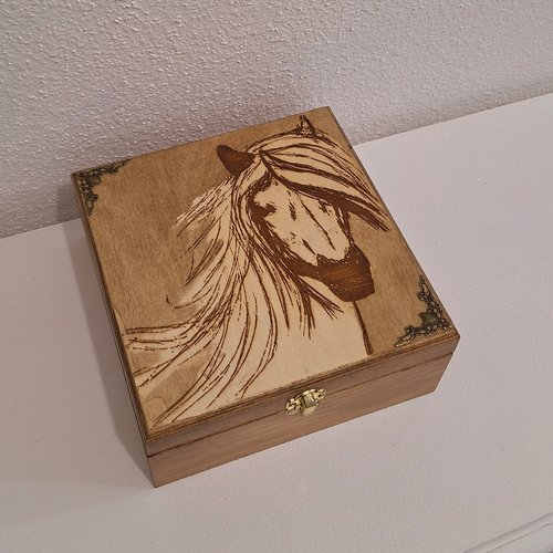 Cheval blanc gravé sur une boite en bois rangement pierres cristaux bijoux thé couture