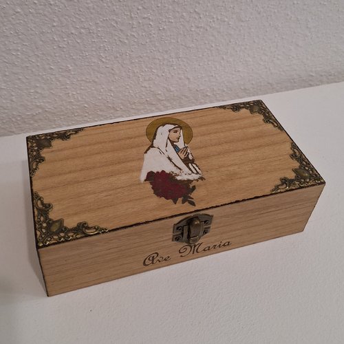 Coffret gravé sainte vierge marie en prière ave maria dans un décor de roses rangement catholique chapelet