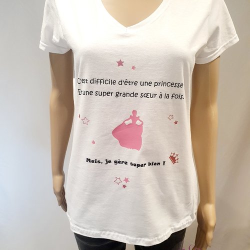 Tee-shirt " c'est difficile d'être une princesse et une grande sœur à la fois"