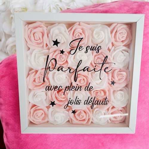 Joli cadre fleurs personnalisé "je suis parfaite avec plein de jolis défauts".