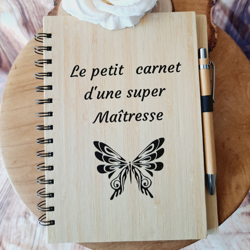 Cahier en bambou avec stylo - le petit carnet d'une super maîtresse - cadeau personnalisé pour maîtresse
