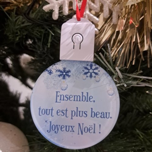 Boule de noël led plate – personnalisation et lumière pour un sapin magique