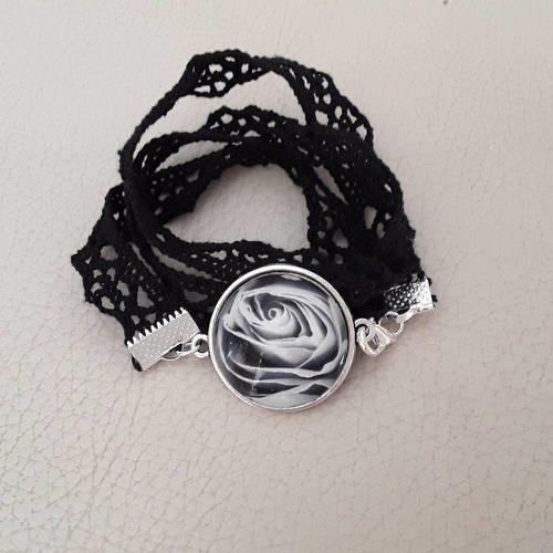 Bracelet en noir et blanc dentelle noire à enrouler cabochon fleur