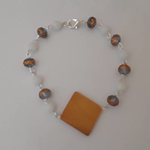 Bracelet perles blanche et grise avec perles carré moutarde