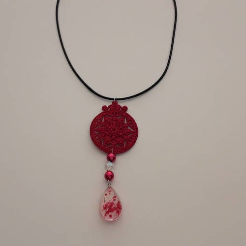 Collier style attrape rêves broderie rouge