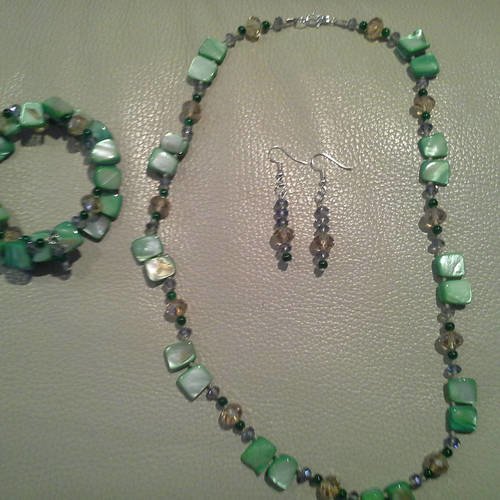 Magnifique parure 3 pieces, perles de nacre vert