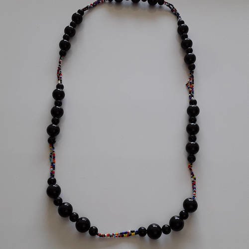 Collier perles noires et perles de rocailles multicolores
