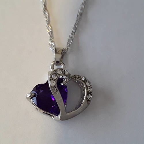 Collier avec pendentif coeur double strass et pierre violette