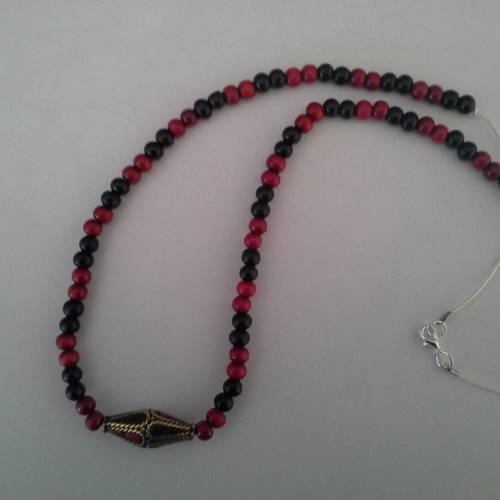 Collier en perles du népal rouge et noir