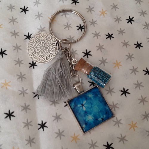 Bijou de szcou porte clés micro bille fiole cabochon bleu