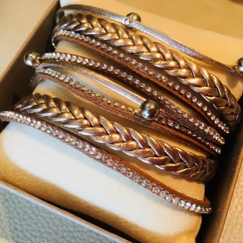 Bracelet simili cuir à enrouler brun strass et perles 