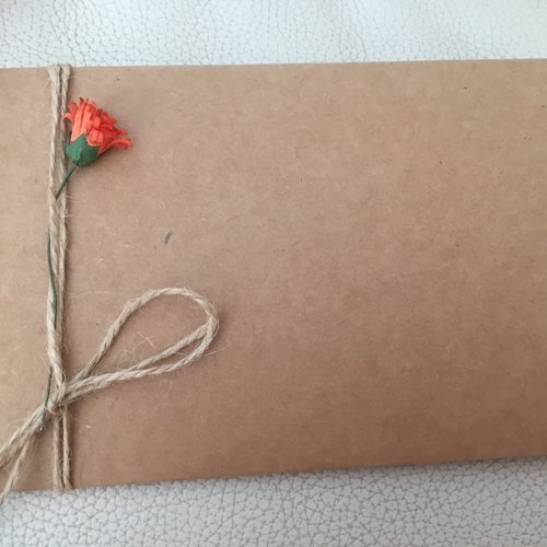 Carte papier kraft et fleur 