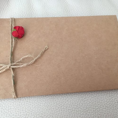 Carte kraft avec enveloppe et fleur 