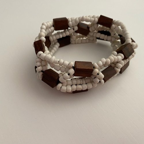 Bracelet de perles blanches et bois