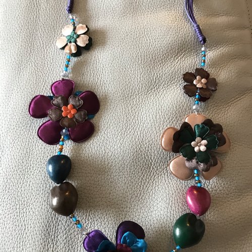 Collier de perles et fleurs coloré