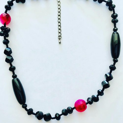 Collier de perles noires et fushia
