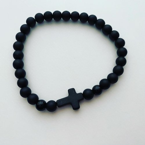 Bracelet noir avec croix