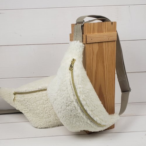 Petit sac banane en moumoute