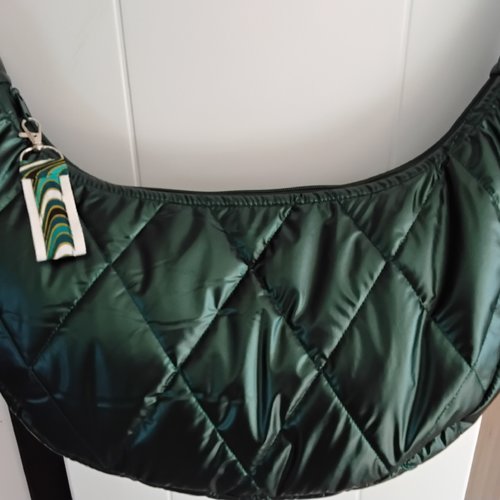 Sac demi-lune métallisé.