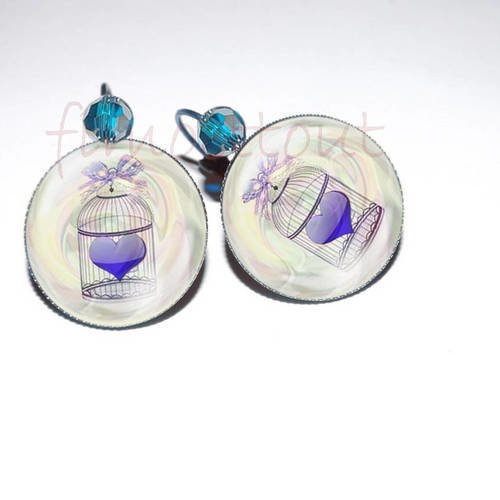 Boucle d'oreille cabochon en verre 20 mm ,coeur en cage  , perle cristal bleu 