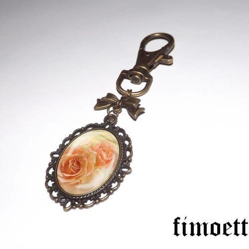 Porte clef, bijou de sac, jolie rose , cabochon en verre 