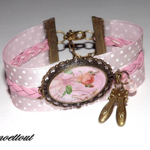 Tres jolie bracelet manchette en simili cuir tressé rose et ruban rose a pois, avec cabochon resine tutu 