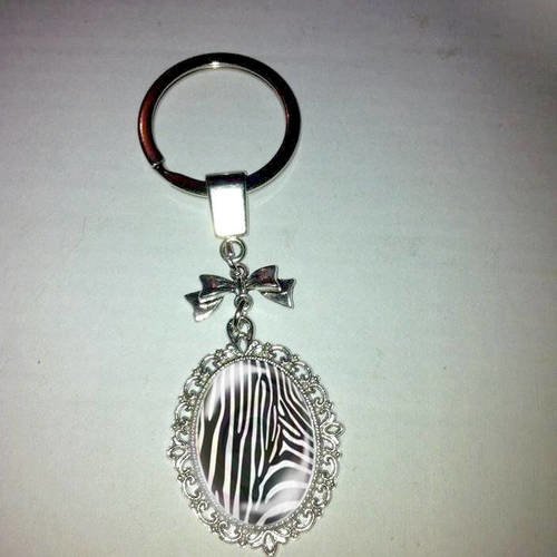 Porte clef, bijou de sac,cabochon en verre peau de bete zebre 