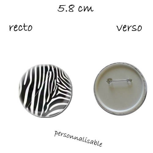1 jolie badge 58 mm peau de bete , zebre 