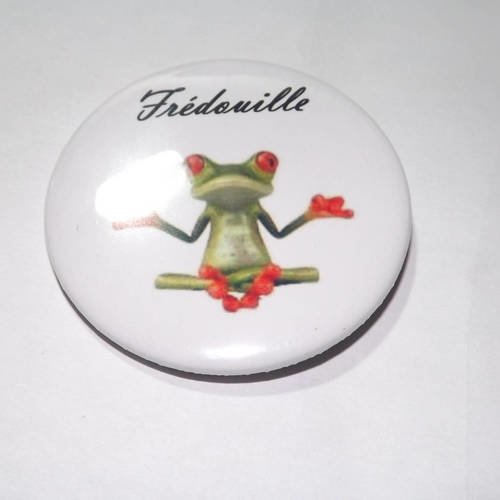 Badge métier ,5.8 cm  texte personnalisable, prenom + grenouille zen (texte au choix) 
