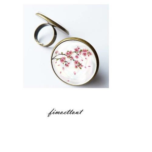 Jolie bague cabochon en verre fleur de cerisiers ,tendance, glamour 
