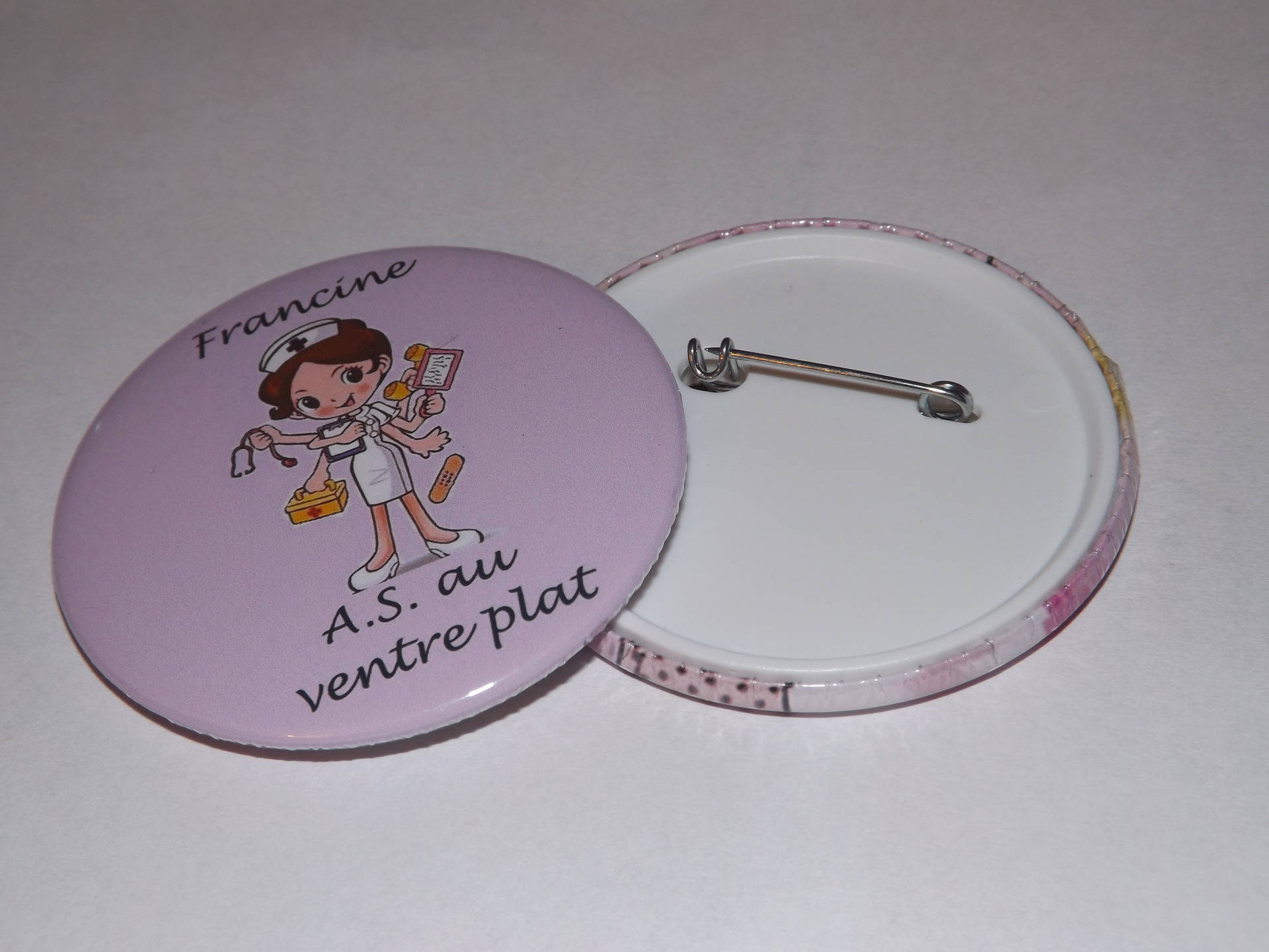 Badge métier ,58 mm texte personnalisable, infirmiere fond violet