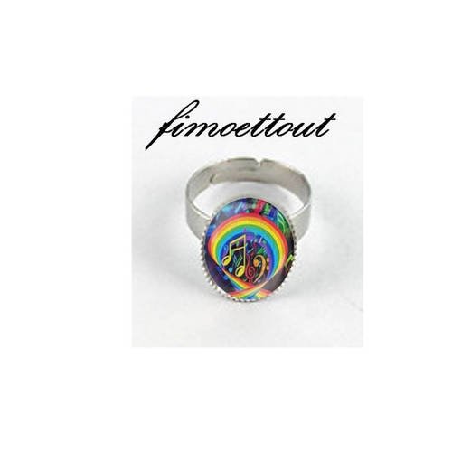 Jolie bague ovale cabochon en verre motif musique coloré 