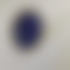 Jolie bague ovale avec décor autour cabochon en verre clair de lune, pailleté bleu 