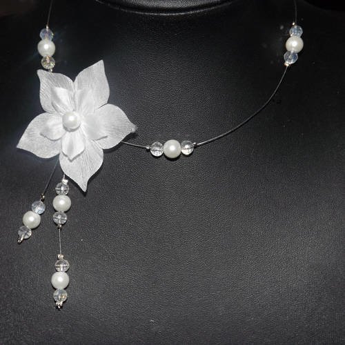 Charmant collier de mariage "poésie",avec fleur de soie ,perle de verre nacré et cristal ,blanc 
