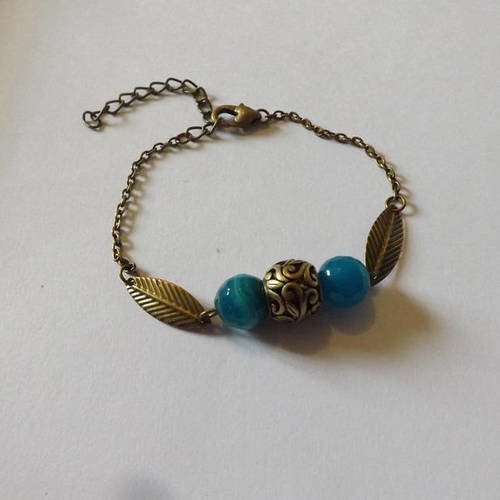 Bracelet agate teinté bleu et perle métal , breloque feuille 
