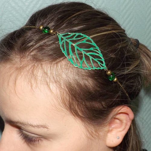 Jolie headband bijoux de cheveux, accessoire vintage, feuille, patinée à la main coloris vert, avec perle de verre verte 