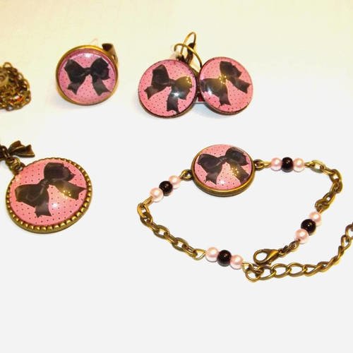 Parure ,collier, bracelet, bague et boucle d'oreille, motif noeud fond a pois rose et noir 